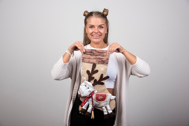 klientka z haftowanym prezentem